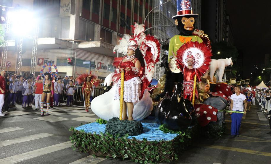 Polícia Militar garante a segurança de milhares de pessoas durante o desfile de Carnaval em Curitiba