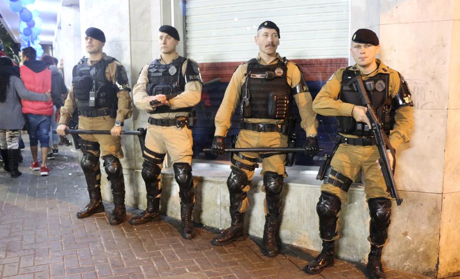 Polícia Militar garante a segurança de milhares de pessoas durante o desfile de Carnaval em Curitiba