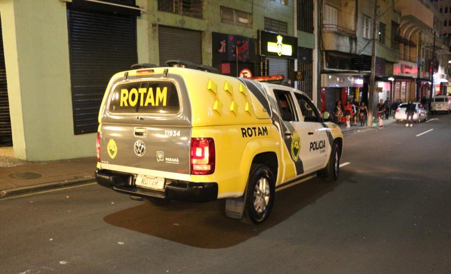 Polícia Militar garante a segurança de milhares de pessoas durante o desfile de Carnaval em Curitiba