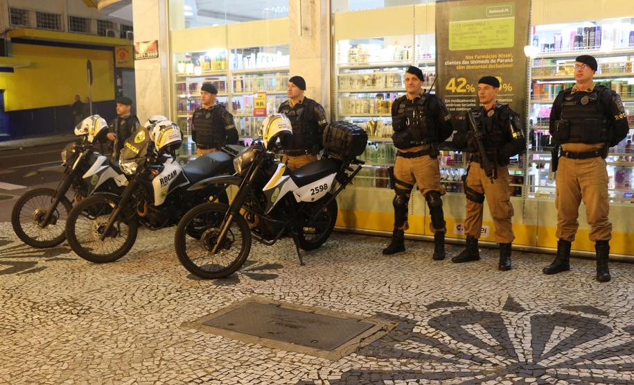 Polícia Militar garante a segurança de milhares de pessoas durante o desfile de Carnaval em Curitiba