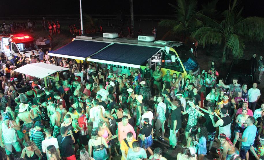 Com reforço da PM, multidões curtem terceiro dia de Carnaval no Paraná com mais segurança e diversão