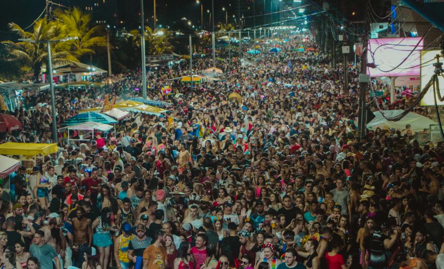 Com reforço da PM, multidões curtem terceiro dia de Carnaval no Paraná com mais segurança e diversão