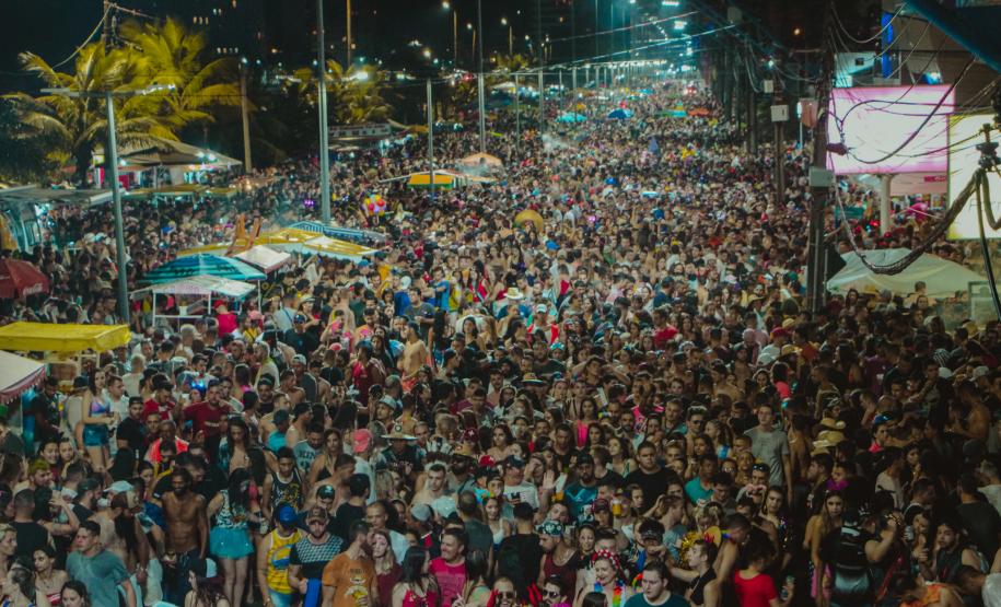 Com reforço da PM, multidões curtem terceiro dia de Carnaval no Paraná com mais segurança e diversão