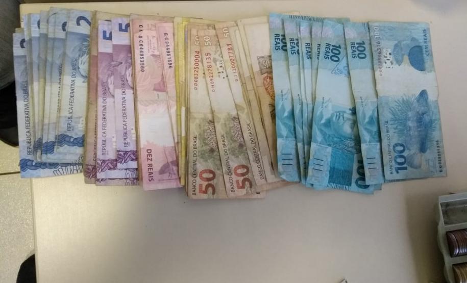 PM de Cascavel apreende mais de R$ 26 mil em dinheiro, além de drogas; dois homens foram presos