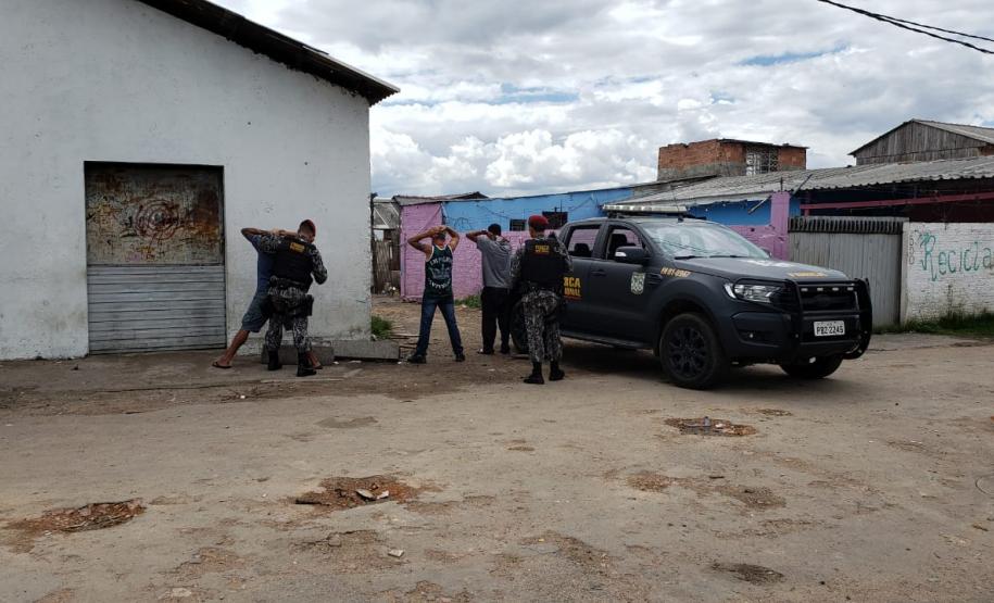 Operação Impacto I é desencadeada em São José dos Pinhais durante ações do projeto piloto Em Frente Brasil; duas armas de fogo são apreendidas