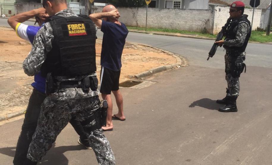 Operação Impacto I é desencadeada em São José dos Pinhais durante ações do projeto piloto Em Frente Brasil; duas armas de fogo são apreendidas