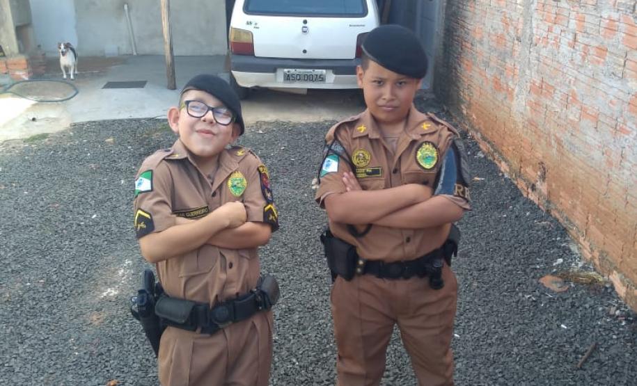 Policiais fazem surpresa para garoto que admira a Polícia Militar em Sapopema, nos Campos Gerais