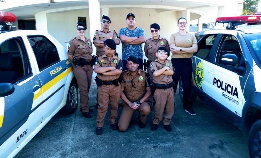 Policiais fazem surpresa para garoto que admira a Polícia Militar em Sapopema, nos Campos Gerais