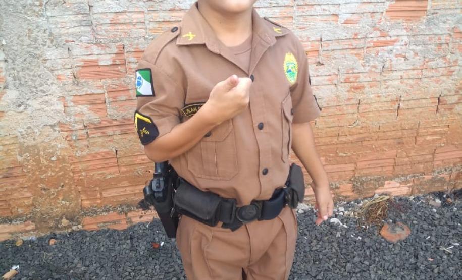 Policiais fazem surpresa para garoto que admira a Polícia Militar em Sapopema, nos Campos Gerais