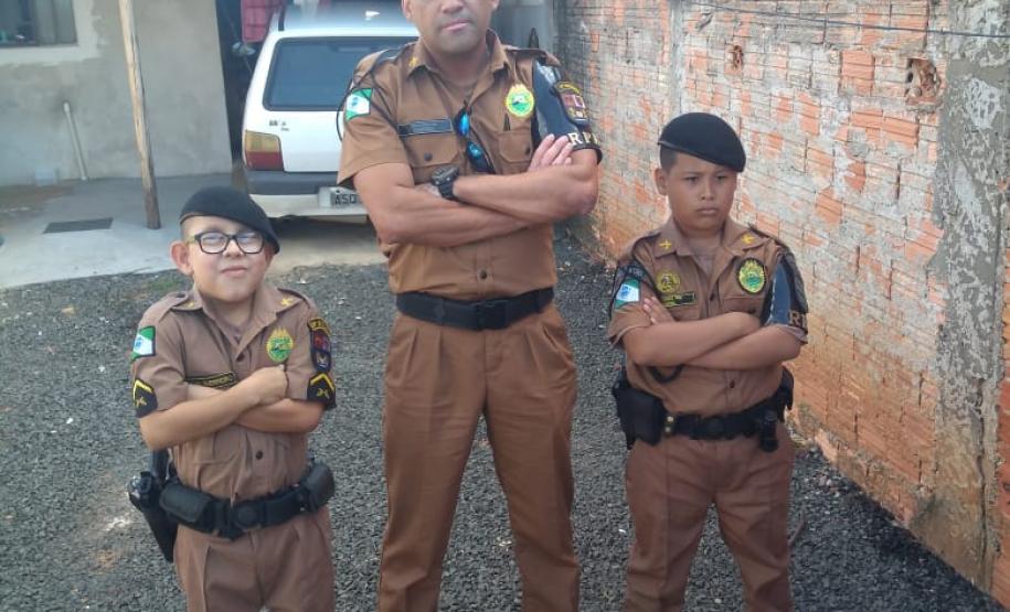 Policiais fazem surpresa para garoto que admira a Polícia Militar em Sapopema, nos Campos Gerais