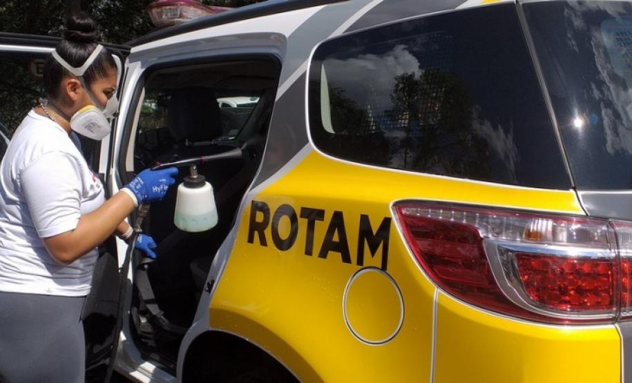 Viaturas da PM de Pato Branco passam por oxi-sanitização para combater a contaminação do coronavírus