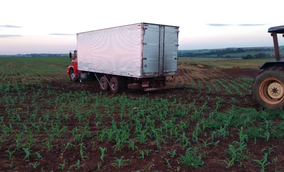 PM apreende caminhão carregado com cigarros contrabandeados no Oeste do estado