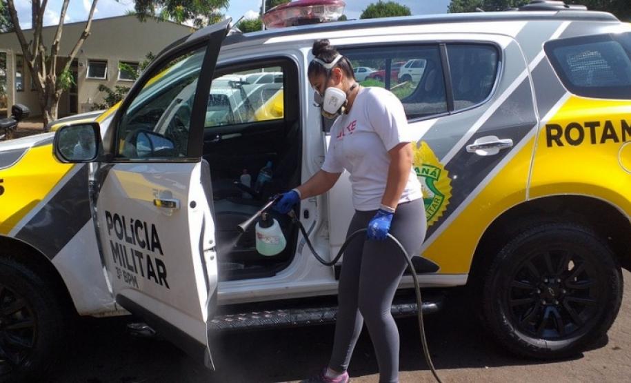 Viaturas da PM de Pato Branco passam por oxi-sanitização para combater a contaminação do coronavírus
