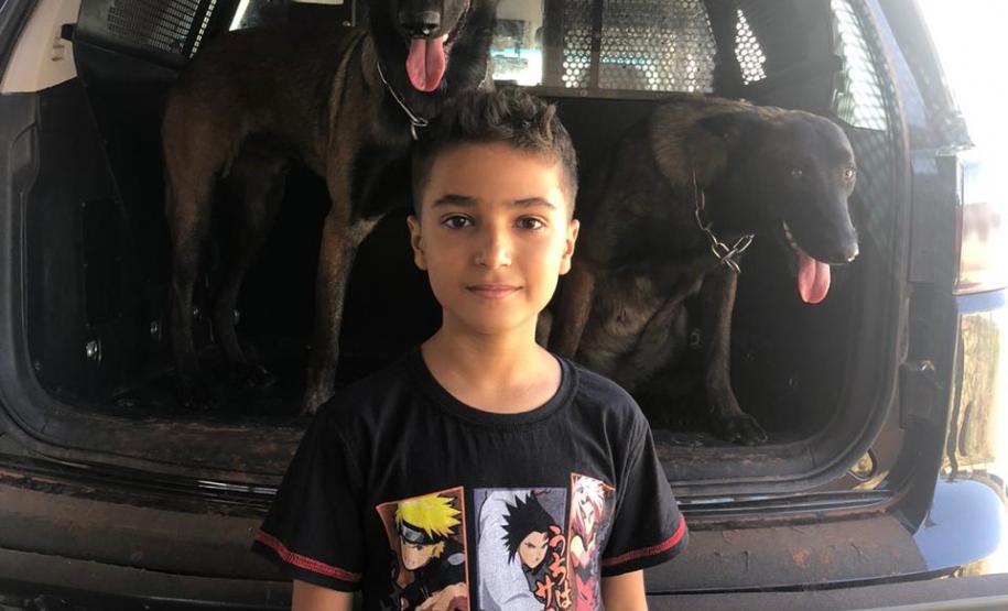 Garoto realiza sonho ao visitar unidade da PM em Cianorte (PR), no Noroeste do estado