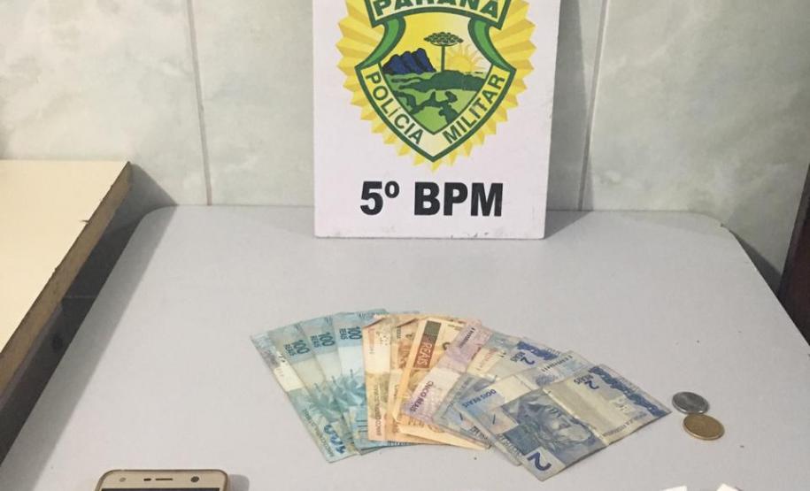 Em Londrina (PR), PM prende trio, recupera carro e apreende papelotes de crack após denúncia