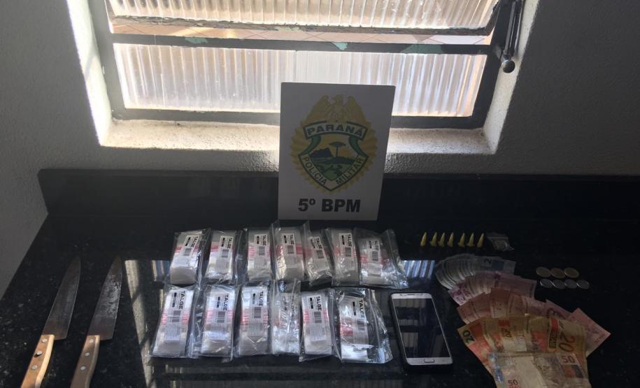 Em situações distintas, policiais militares do 5º Batalhão de Polícia Militar (5º BPM), pertencente ao 2º Comando Regional da PM (2º CRPM), apreenderam diversas porções de drogas, dinheiro e encaminharam três pessoas. As ações policiais aconteceram na tarde de sábado (14/03) e na madrugada de segunda-feira (16/03) na cidade de Londrina, no Norte do estado.
