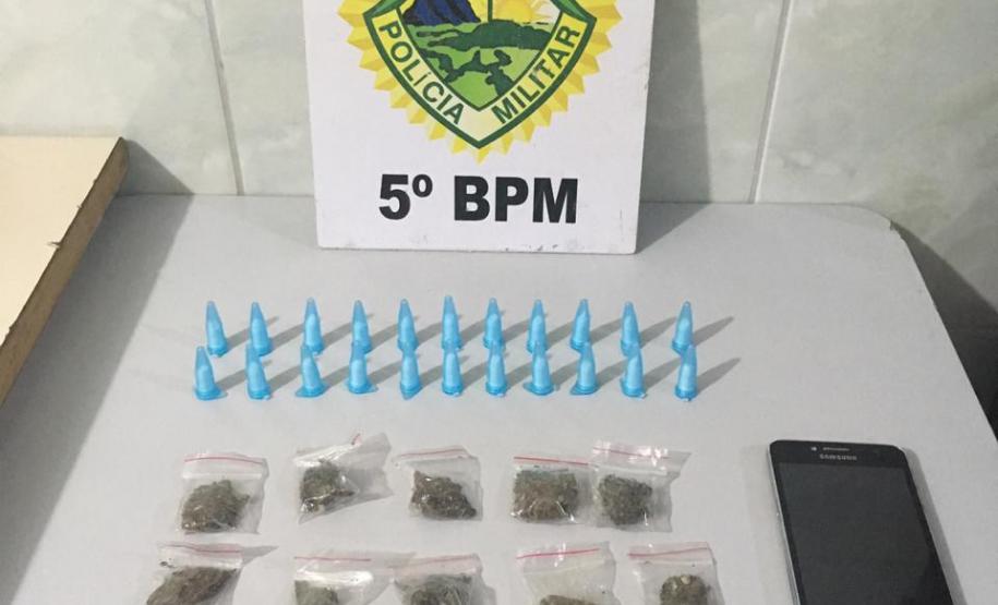 Em situações distintas, policiais militares do 5º Batalhão de Polícia Militar (5º BPM), pertencente ao 2º Comando Regional da PM (2º CRPM), apreenderam diversas porções de drogas, dinheiro e encaminharam três pessoas. As ações policiais aconteceram na tarde de sábado (14/03) e na madrugada de segunda-feira (16/03) na cidade de Londrina, no Norte do estado.