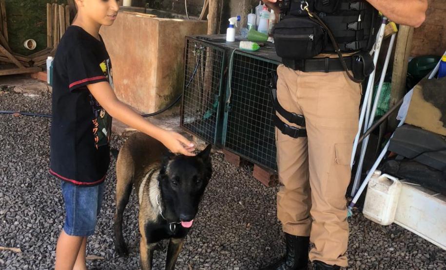 Garoto realiza sonho ao visitar unidade da PM em Cianorte (PR), no Noroeste do estado