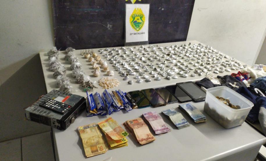 Casal é preso pela PM e mais de 1,7 mil porções de drogas são apreendidas na CIC