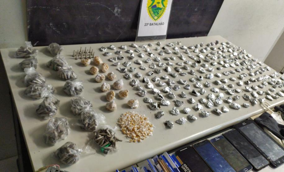 Casal é preso pela PM e mais de 1,7 mil porções de drogas são apreendidas na CIC