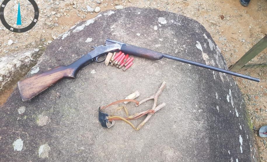 Polícia Ambiental prende homem e apreende espingarda e pássaro nativo no Litoral do estado