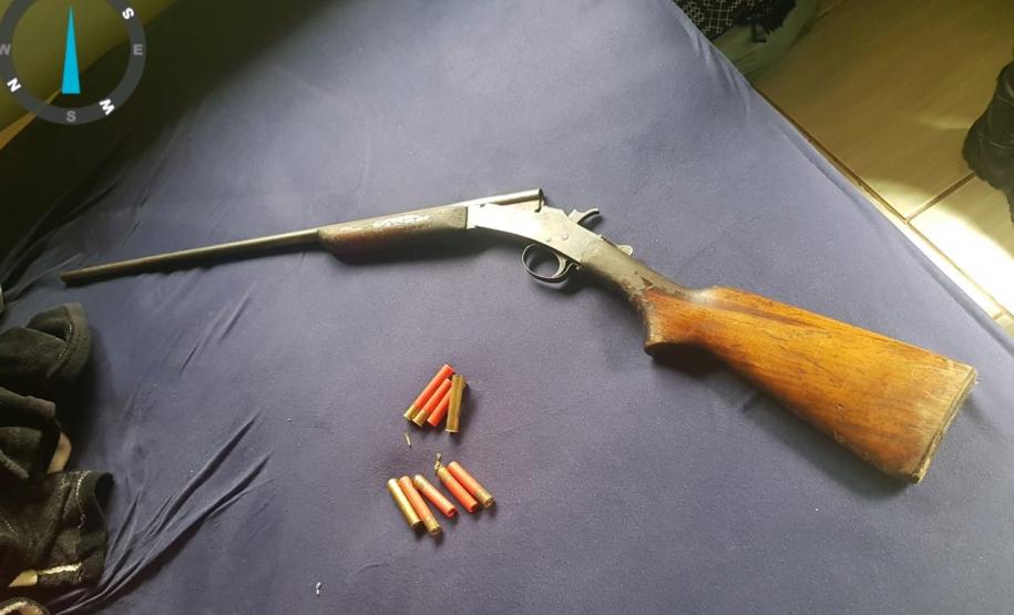 Polícia Ambiental prende homem e apreende espingarda e pássaro nativo no Litoral do estado