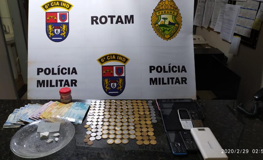 No Norte do estado, PM prende mulher e apreende drogas, dinheiro e eletrônicos durante patrulhamento