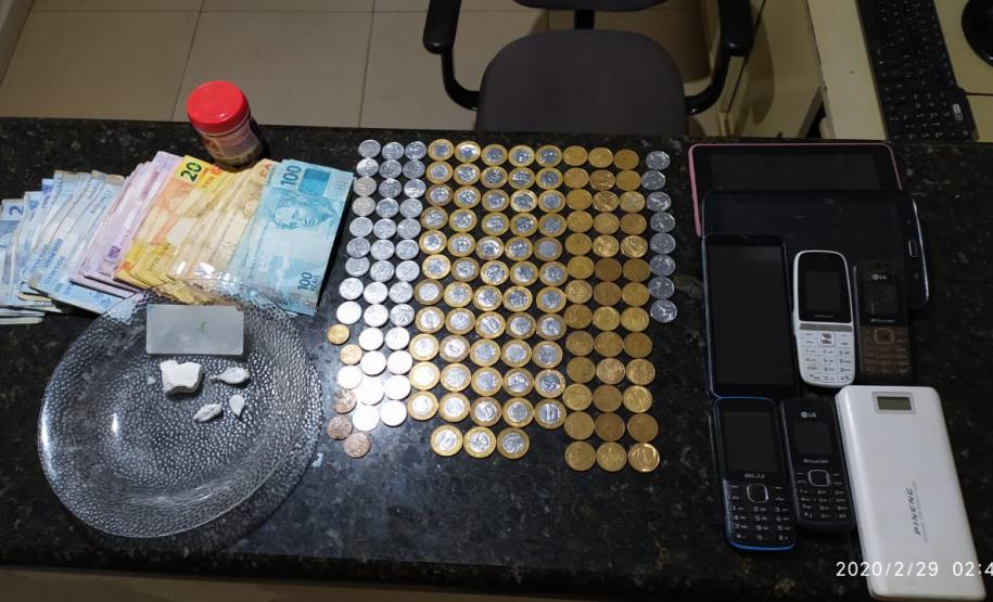 No Norte do estado, PM prende mulher e apreende drogas, dinheiro e eletrônicos durante patrulhamento