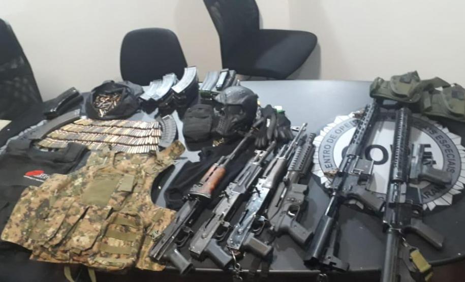 Seis fuzis e 654 munições foram apreendidos por policiais militares em condomínio de Colombo (PR) após confusão de moradores
