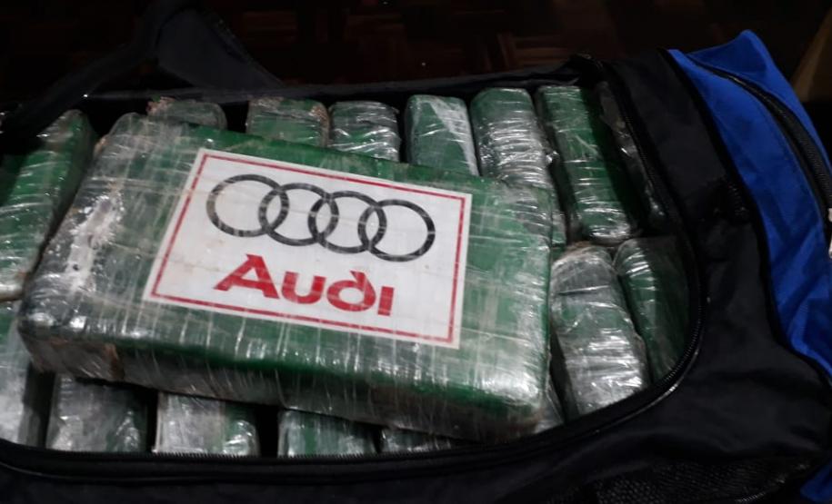 Em Paranaguá (PR), PM intercepta carreta com 354 quilos de cocaína que iria para o exterior