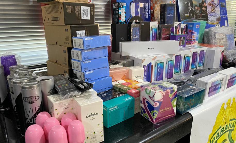 Em abordagem a ônibus de viagem, BPRv apreende oito malas com contrabando no Oeste do estado