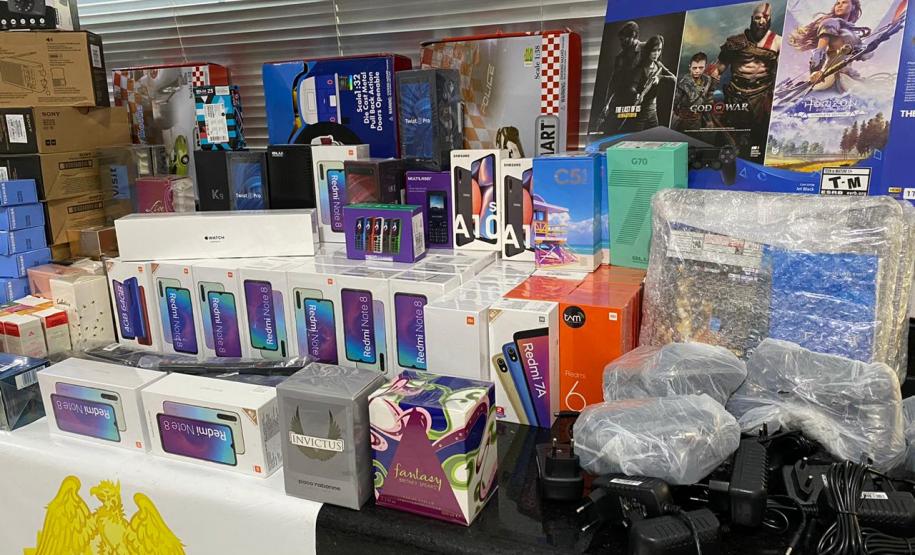 Em abordagem a ônibus de viagem, BPRv apreende oito malas com contrabando no Oeste do estado