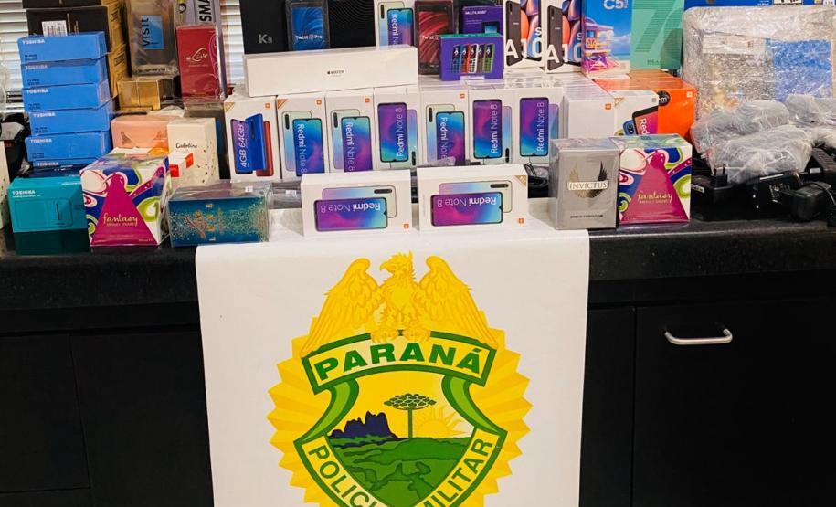 Em abordagem a ônibus de viagem, BPRv apreende oito malas com contrabando no Oeste do estado