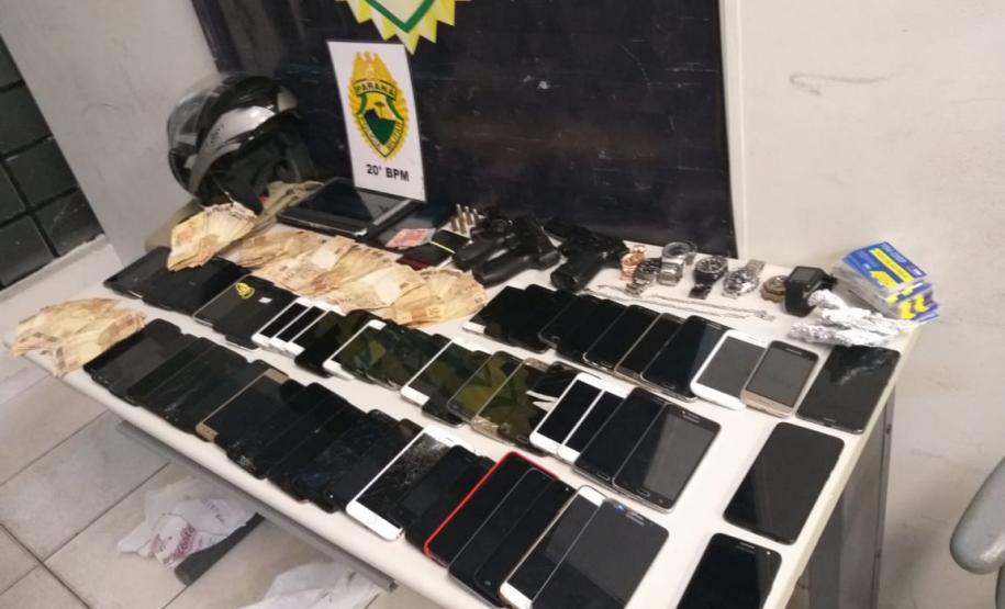 PM recupera 57 celulares e prende dupla que praticava roubos na Capital