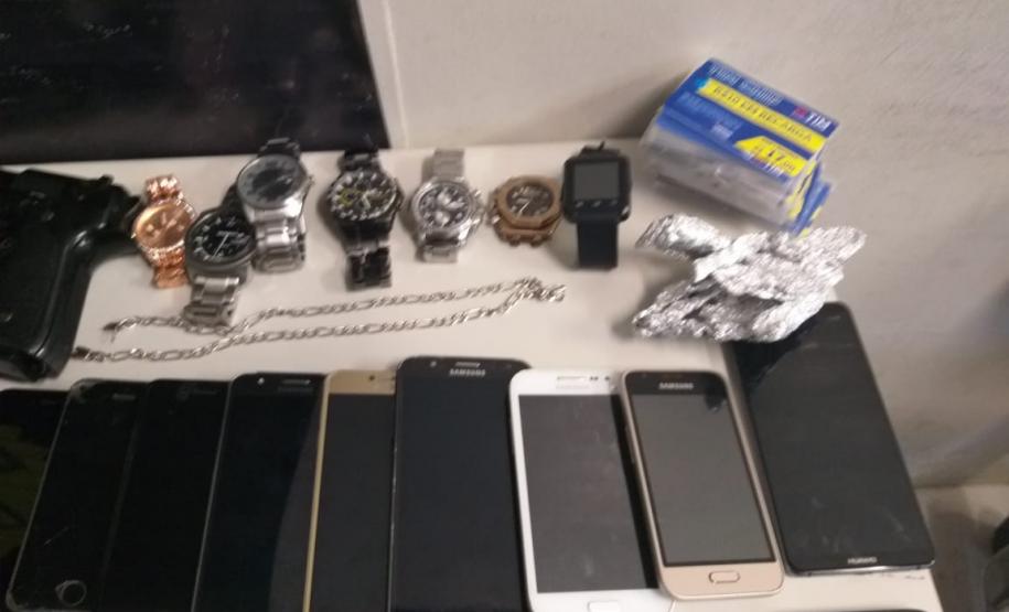 PM recupera 57 celulares e prende dupla que praticava roubos na Capital