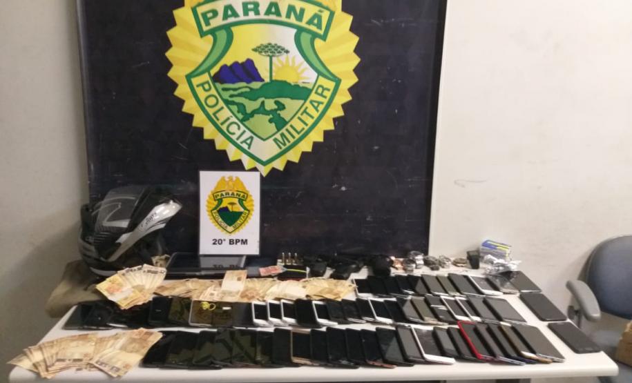 Os integrantes da 1ª Companhia do 20º Batalhão de Polícia Militar (20º BPM) conseguiram prender na noite de sábado (14/03) dois homens que seriam responsáveis por pelo menos 50 roubos em diversos bairros da Capital. Na casa de um deles havia 57 aparelhos celulares, além de mais de R$ 7 mil em dinheiro e uma arma de fogo (revólver de calibre .38). De acordo com o Comandante da companhia, capitão Ronaldo Carlos Goulart, até os policiais militares de folga se empenharam na localização e prisão dos autores do