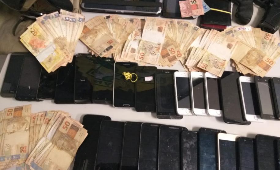 PM recupera 57 celulares e prende dupla que praticava roubos na Capital