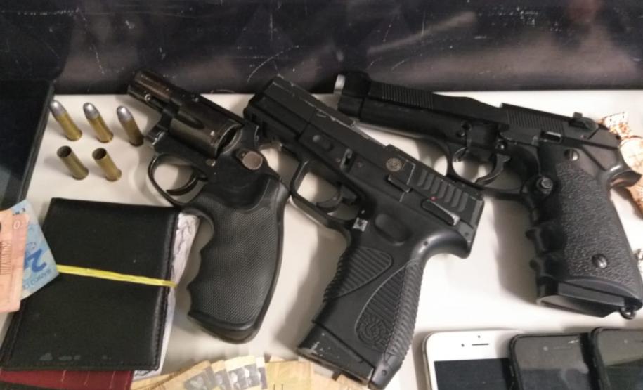 Os integrantes da 1ª Companhia do 20º Batalhão de Polícia Militar (20º BPM) conseguiram prender na noite de sábado (14/03) dois homens que seriam responsáveis por pelo menos 50 roubos em diversos bairros da Capital. Na casa de um deles havia 57 aparelhos celulares, além de mais de R$ 7 mil em dinheiro e uma arma de fogo (revólver de calibre .38). De acordo com o Comandante da companhia, capitão Ronaldo Carlos Goulart, até os policiais militares de folga se empenharam na localização e prisão dos autores do