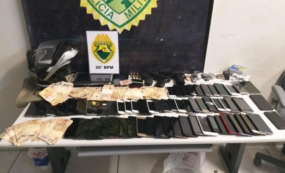 PM recupera 57 celulares e prende dupla que praticava roubos na Capital