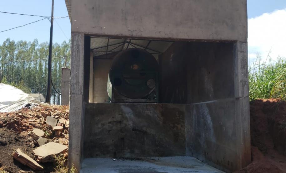 Granja que depositava frangos mortos em área de proteção permanente é autuada em R$ 10 mil pela Polícia Ambiental em Iporã (PR)