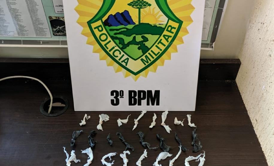PM prende dupla e apreende 80 porções de drogas em situações distintas no Sudoeste do estado