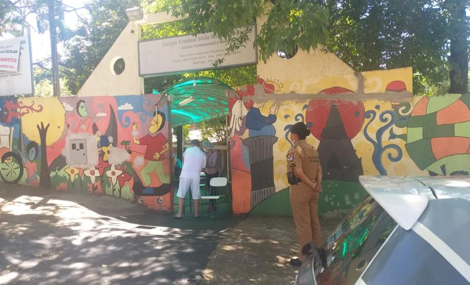 Entrega de merendas escolares para famílias são acompanhadas por policiais militares em todo o estado