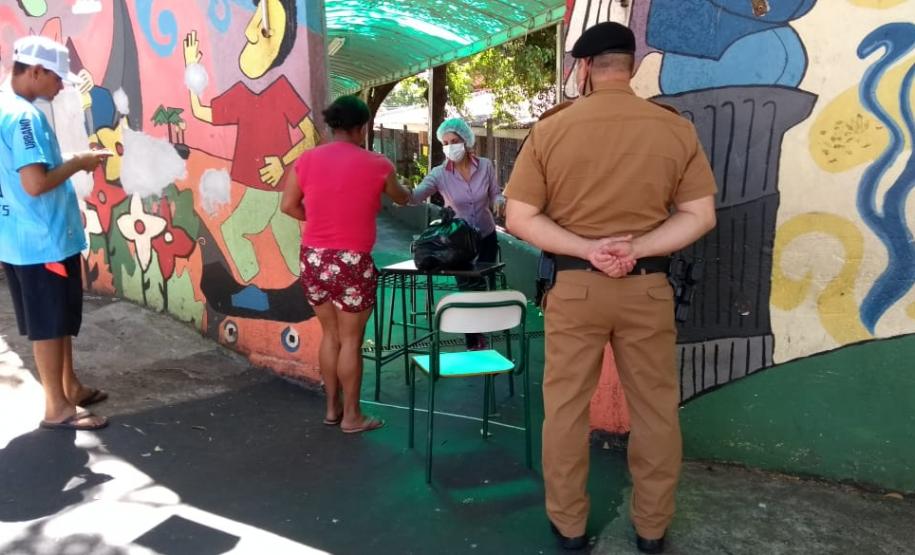 Entrega de merendas escolares para famílias são acompanhadas por policiais militares em todo o estado