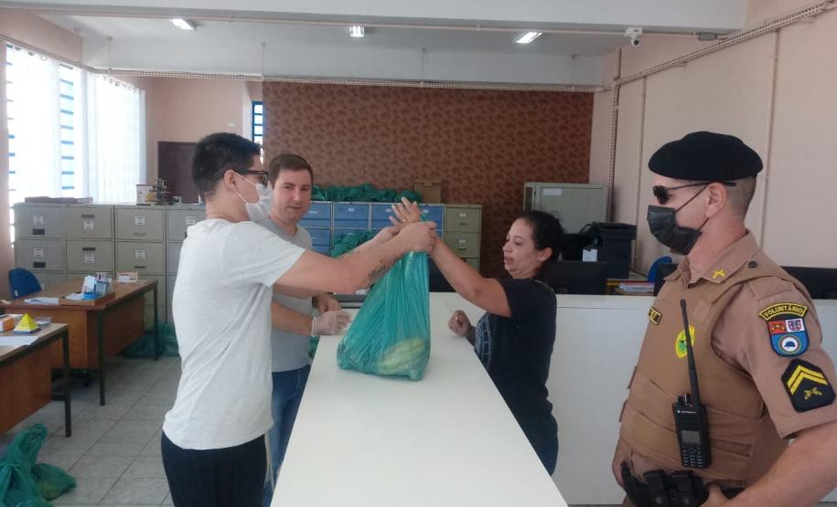 Entrega de merendas escolares para famílias são acompanhadas por policiais militares em todo o estado