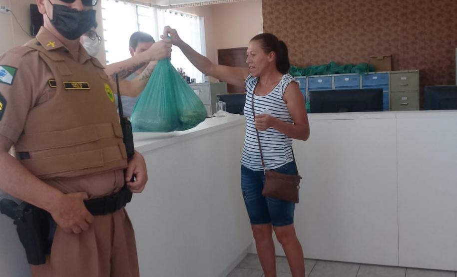 Entrega de merendas escolares para famílias são acompanhadas por policiais militares em todo o estado