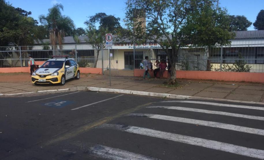 Entrega de merendas escolares para famílias são acompanhadas por policiais militares em todo o estado