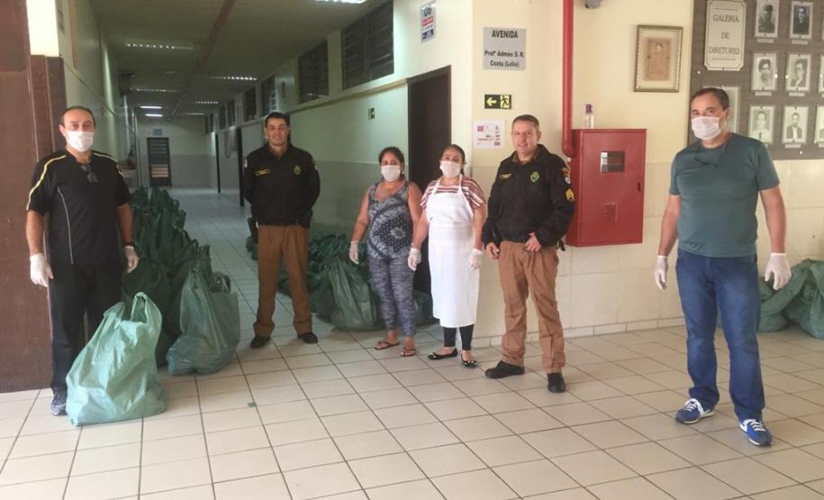 Entrega de merendas escolares para famílias são acompanhadas por policiais militares em todo o estado