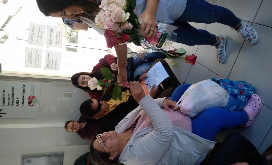 Policiais militares homenageiam mulheres com música em Apucarana (PR), no Norte do estado