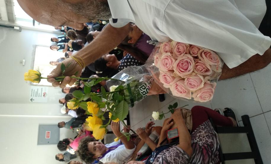 Policiais militares homenageiam mulheres com música em Apucarana (PR), no Norte do estado