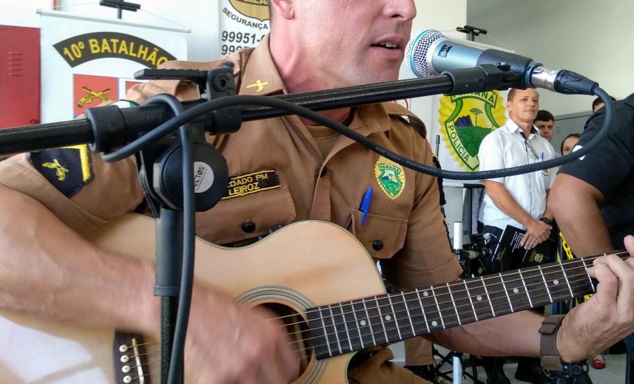 Policiais militares homenageiam mulheres com música em Apucarana (PR), no Norte do estado